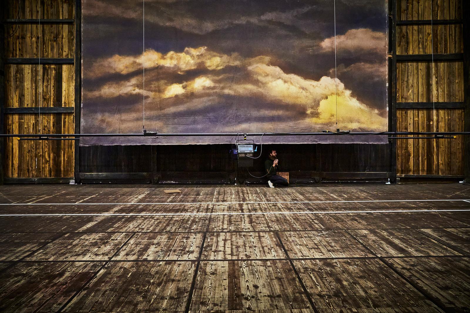 Guillaume Tesson au travail sur un plateau de théâtre